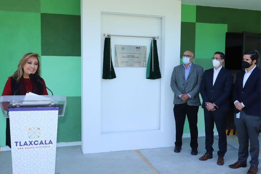 Develó gobernadora Lorena Cuéllar placa conmemorativa por los 100 años de Bayer en México