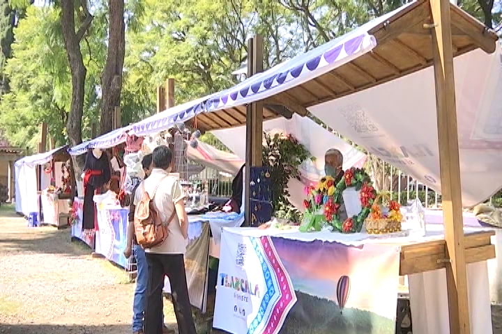 Instalan Tianguis Artesanal Navideño en las inmediaciones del CAT