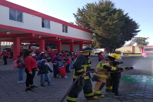 Bomberos realiza acercamiento permanente con la ciudadanía