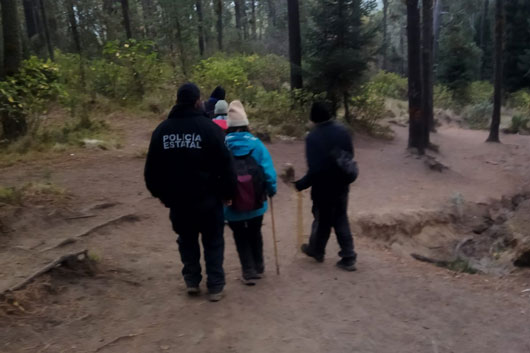 Policía de montaña auxilia a familia extraviada en La Malinche