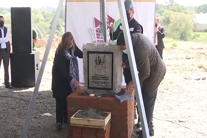 La gobernadora Lorena Cuéllar colocó la primera piedra el Centro de Mando y Seguridad Pública de Santa Cruz Tlaxcala