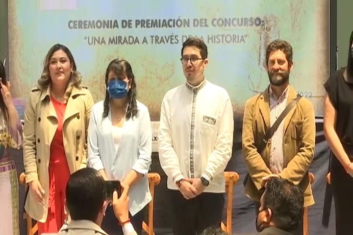 Entrega premio a los ganadores del concurso “Una Mirada a través de la Historia”