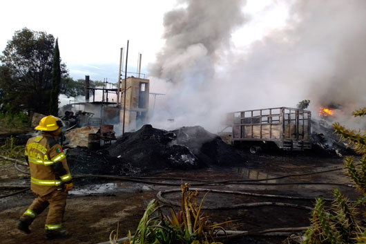 Atiende bomberos de SSC incendio en anexo de Chiautempan