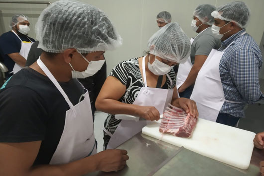 Capacita SIA a 15 ovinocultores en cortes finos de cordero