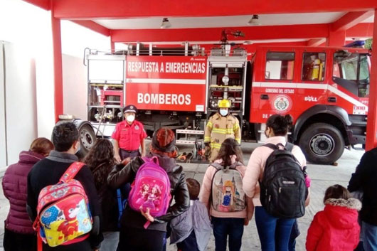 El cuerpo de bomberos imparte pláticas a la población en general