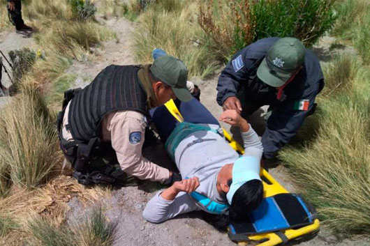 Policía de montaña auxilia a visitantes en La Malinche