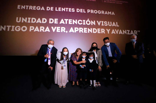 Entregó Gobernadora lentes a menores de edad como parte del programa unidad de atención visual