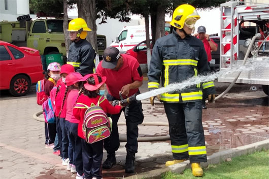 Realiza bomberos demostración a alumnos de preescolar