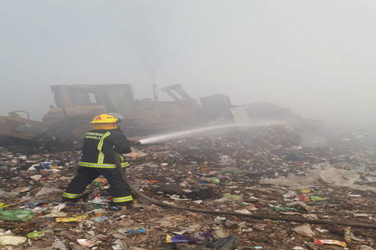 El heroico cuerpo de bomberos de Tlaxcala atiende incendio registrado en el relleno sanitario de Nanacamilpa