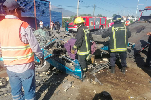 El Honorable Cuerpo de Bomberos atiende volcadura