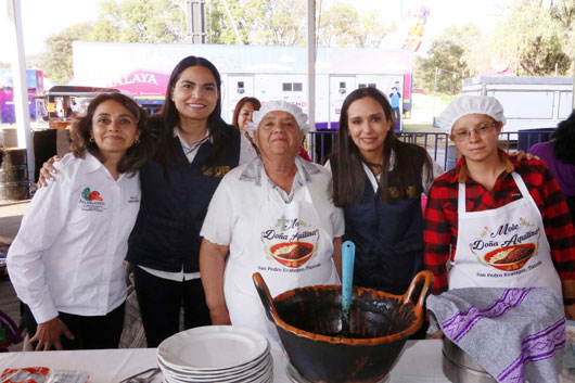 Deleitan paladares las cocineras tradicionales en el Festival del Mole