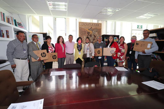 Entrega SEPE computadoras a maestros de las USAER