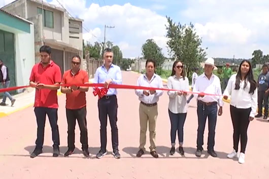 Entrega autoridades estatales obras públicas en Totolac