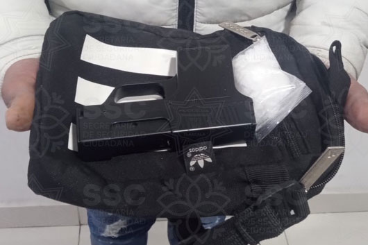 Asegura SSC a hombre en posesión de droga y réplica de arma