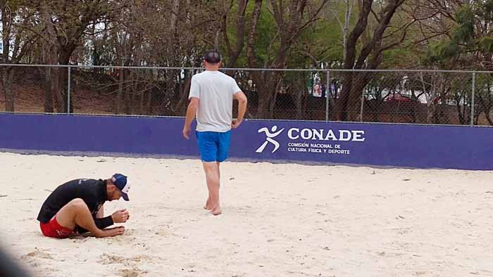 El equipo de voleibol de playa de Noruega entrena en el parque de la juventud