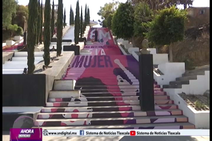 Colocan en las escalinatas de los héroes diseño referentes a el “Día Internacional de la Mujer