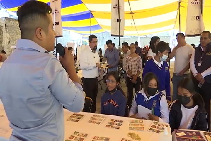 Reciben vecinos de Mazatecochco el carrusel de servicios del Sedif