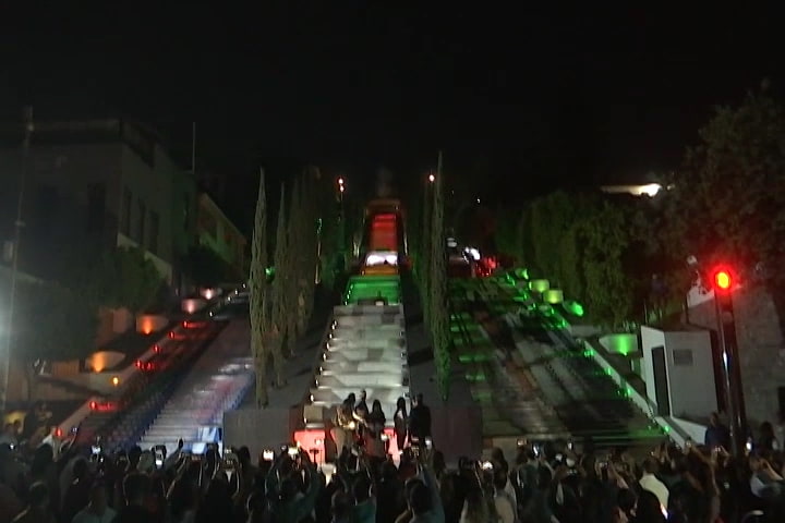 Se iluminan las Escalinatas de los Héroes en honor a las y los docentes tlaxcaltecas