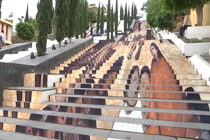 Homenajean a docentes de la entidad con el decorado de las Escalinatas de los Héroes