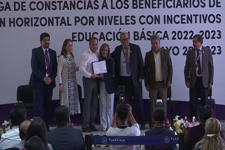 Entregan a 363 docentes constancias de promoción horizontal por niveles de educación básica 2022-2023