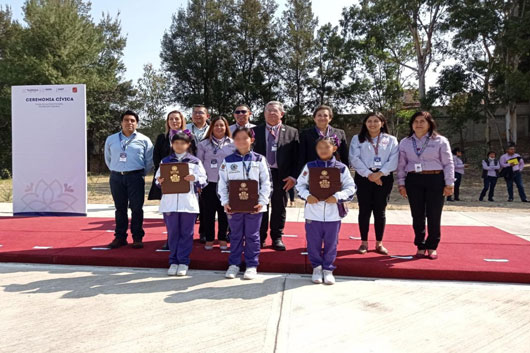 Reconocen autoridades educativas a niñas que participaron en parlamento infantil