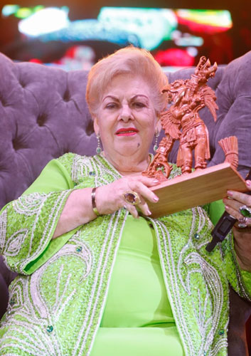 Ovacionan a “Paquita la del Barrio” durante su presentación en el teatro del pueblo