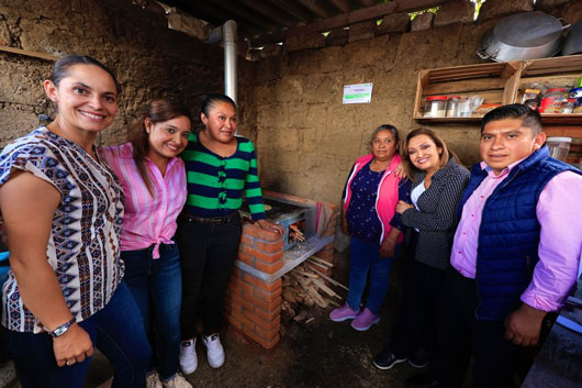 Entregó Gobernadora primeros apoyos del programa estufas ahorradoras de leña