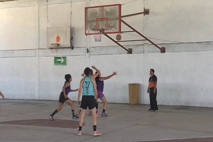 Comenzó torneo de baloncesto femenil en Chiautempan