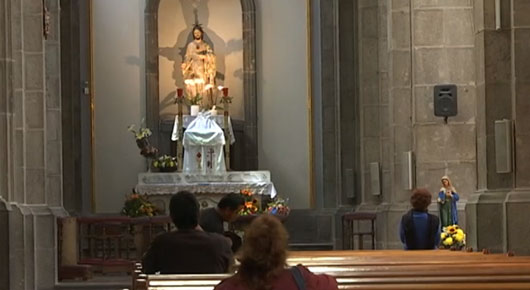 En primer Viernes de Cuaresma, fieles católicos visitan los templos