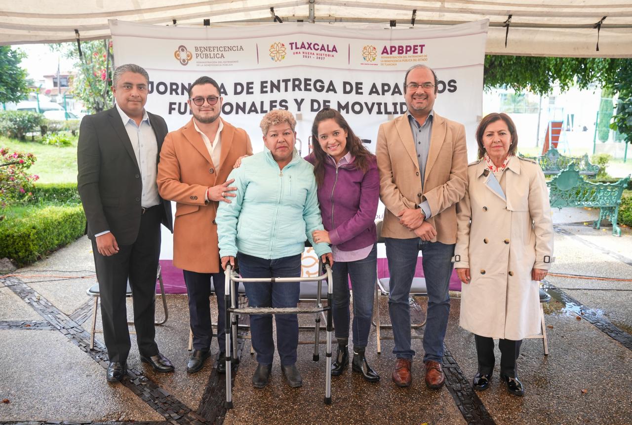 Encabeza Fernanda Espinosa de los Monteros jornada de entrega de aparatos funcionales y de movilidad