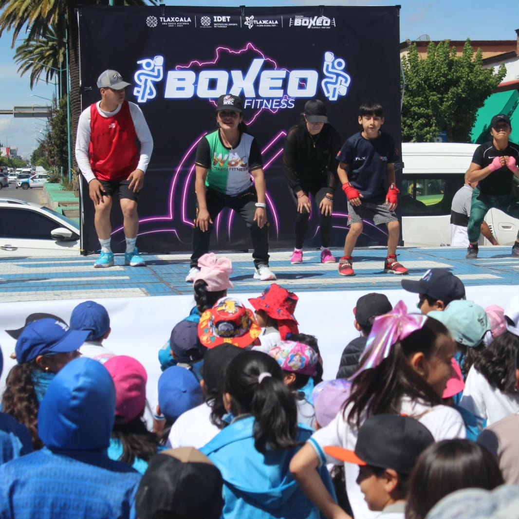 Participan 400 personas en la primera sesión gratuita de boxeo fitness