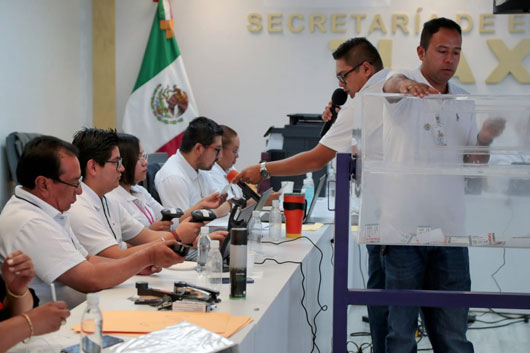 Autoridades educativas realizaron rifa por el Día del maestro