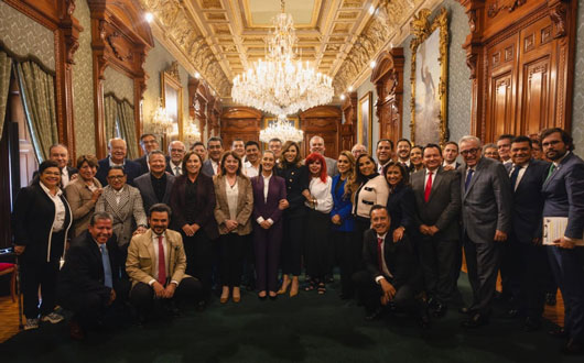 Acude gobernadora Lorena Cuéllar a reunión de IMSS-Bienestar con la Presidenta de México