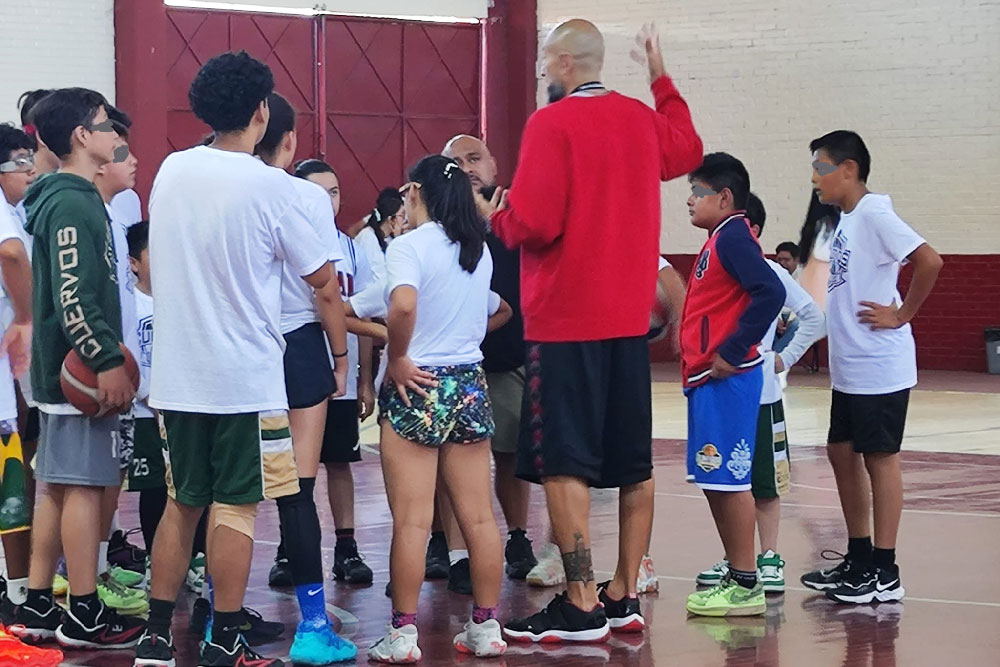 El Club Cuervos de baloncesto crece a través de campamentos de preparación