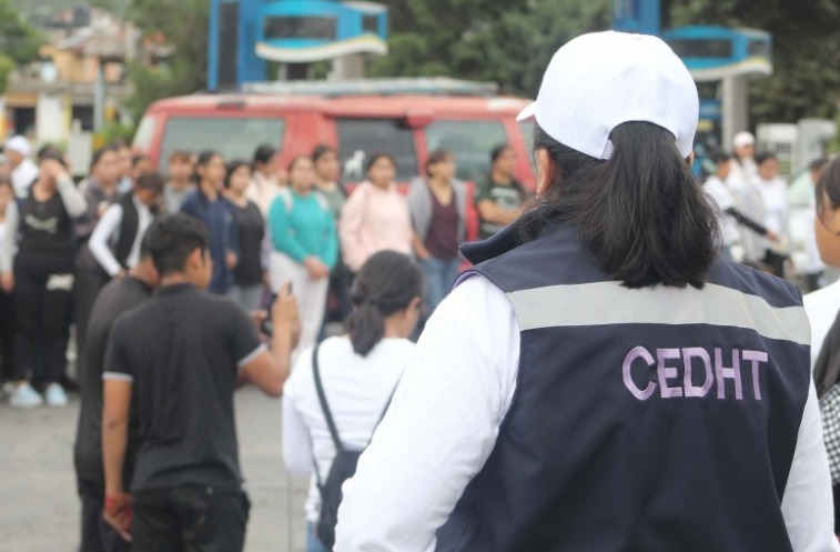 Brindó CEDHT acompañamiento a manifestación de estudiantes de la Normal Rural de Panotla