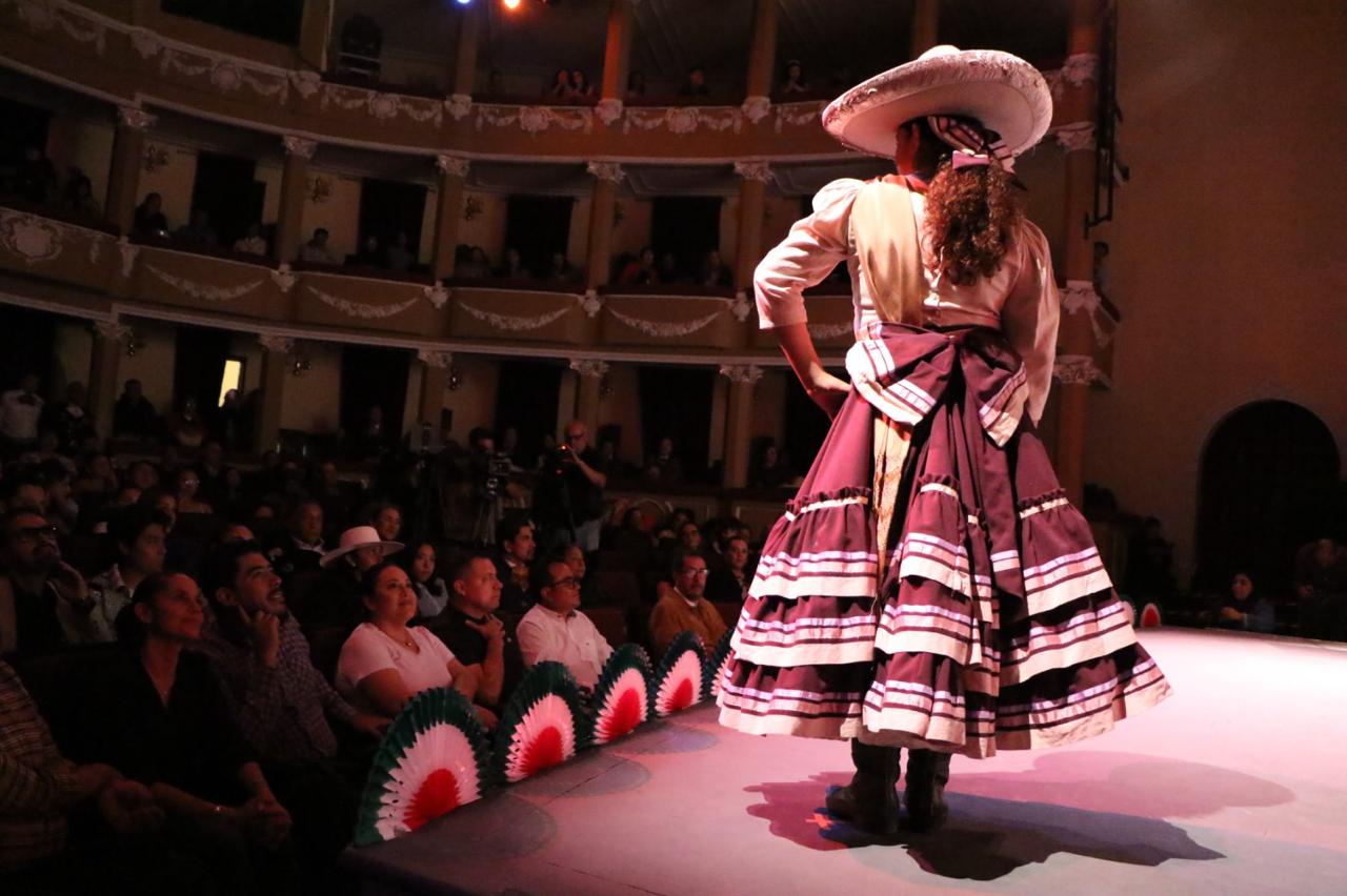 Invitan a la cuarta muestra de vestidos y atuendos de damas charras en homenaje a Aida Cuevas