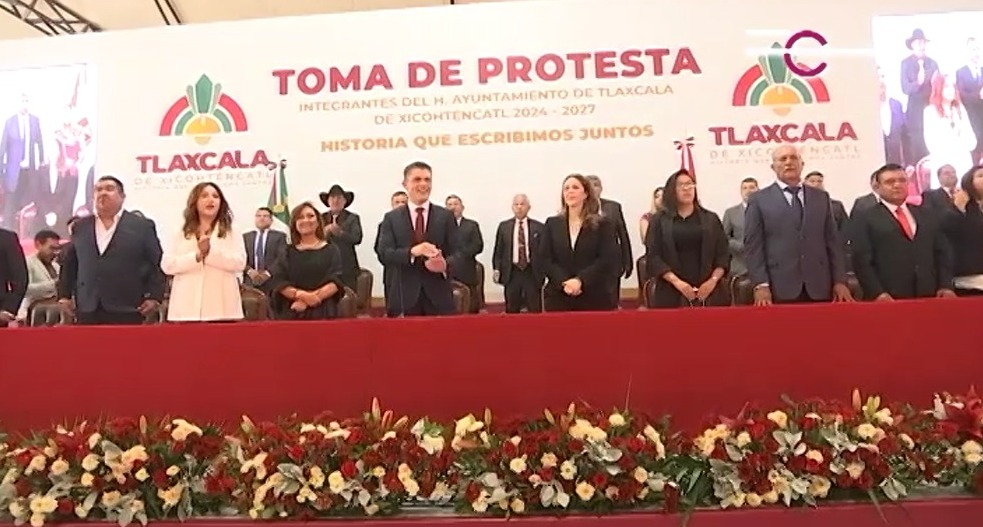 Presenció gobernadora Lorena Cuellar toma de protesta del Ayuntamiento de Tlaxcala