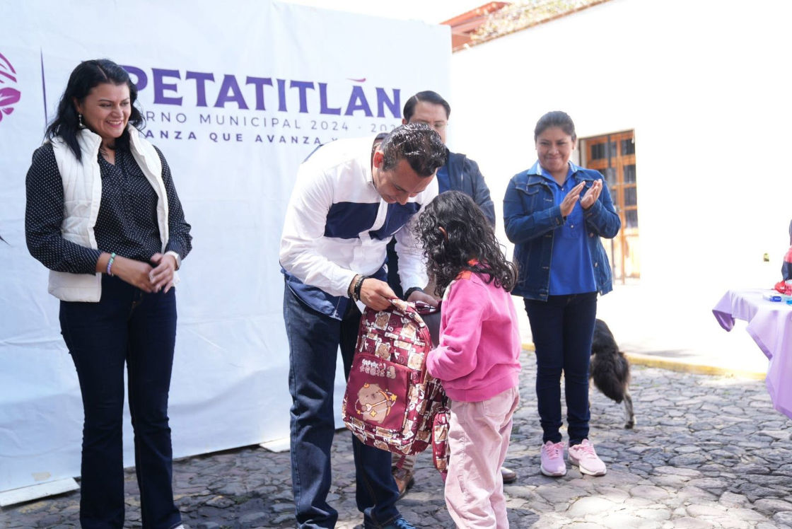 Azaín Ávalos Marban impulsa la educación con entrega de más de 800 kits escolares