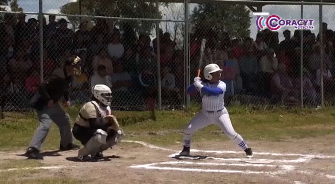 Jugadoras profesionales elevan el nivel en liga de softbol de Apizaco