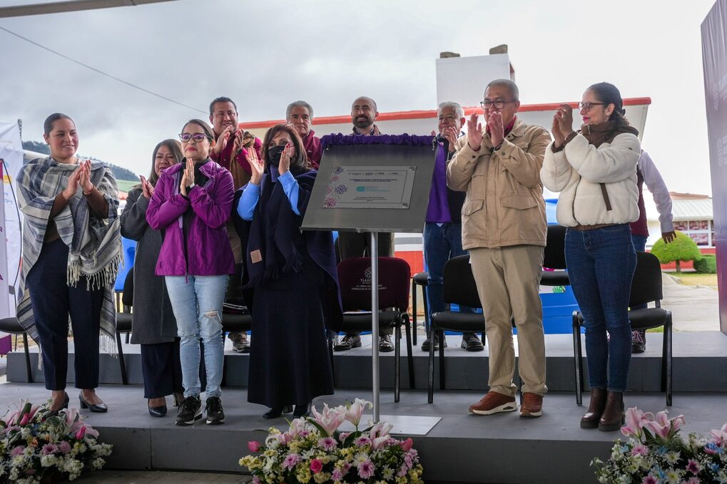 Escuelas de Teacalco reciben sistemas de captación de agua y de energía solar