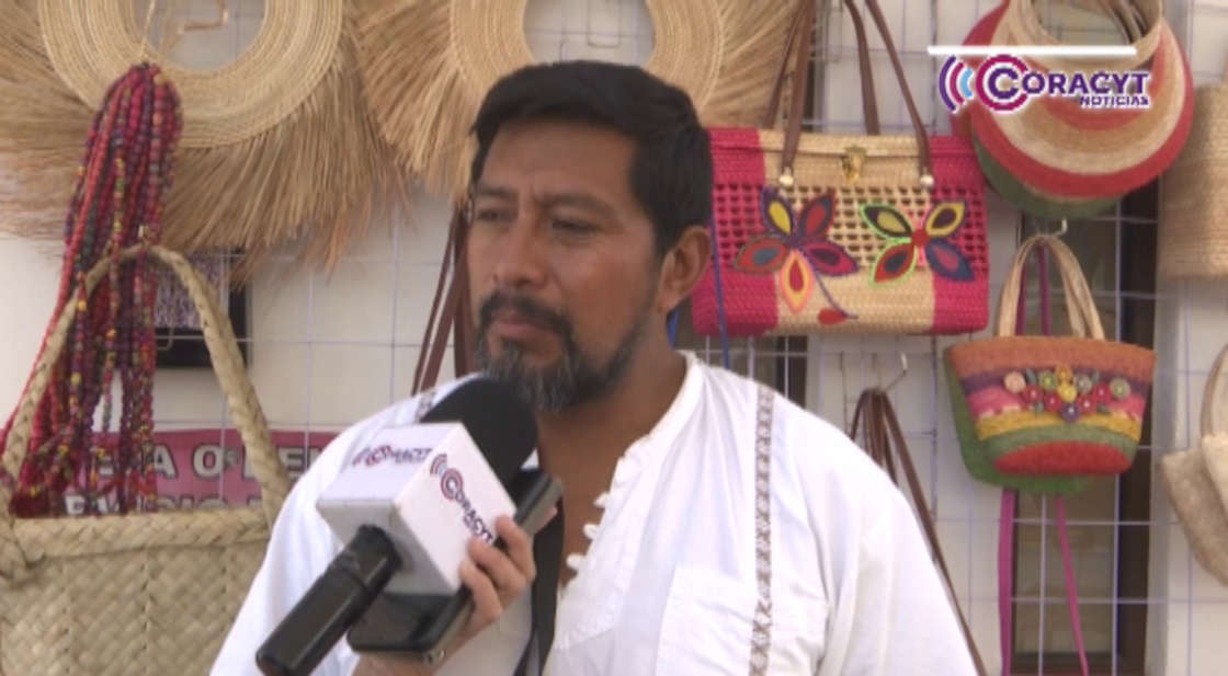 Artesano convierte el tejido de palma en su sustento de vida