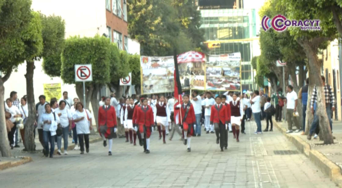 Docentes y estudiantes iluminan la capital con la caminata “Camino de Luz”