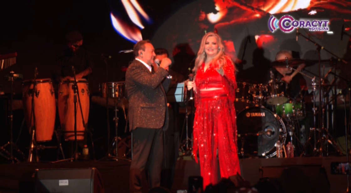 Aranza y Carlos Cuevas llenaron de romanticismo la Plaza de la Constitución