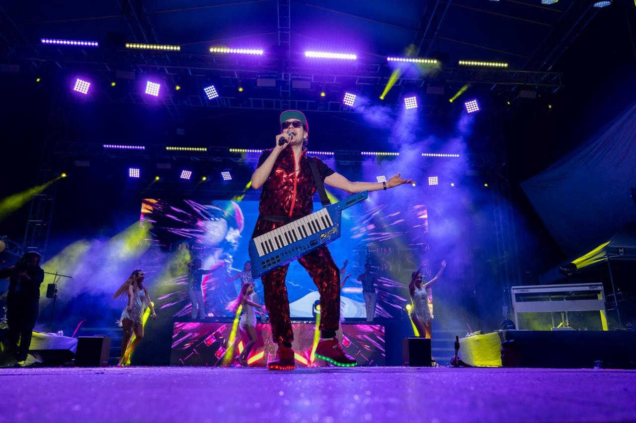Raymix enciende “Tlaxcala, la Feria de Ferias 2025” y convierte el teatro del pueblo en una pista de baile