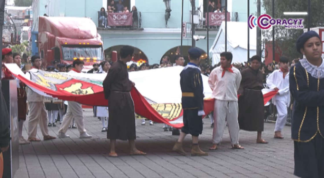 Carros alegóricos recrearon pasajes clave de la historia tlaxcalteca