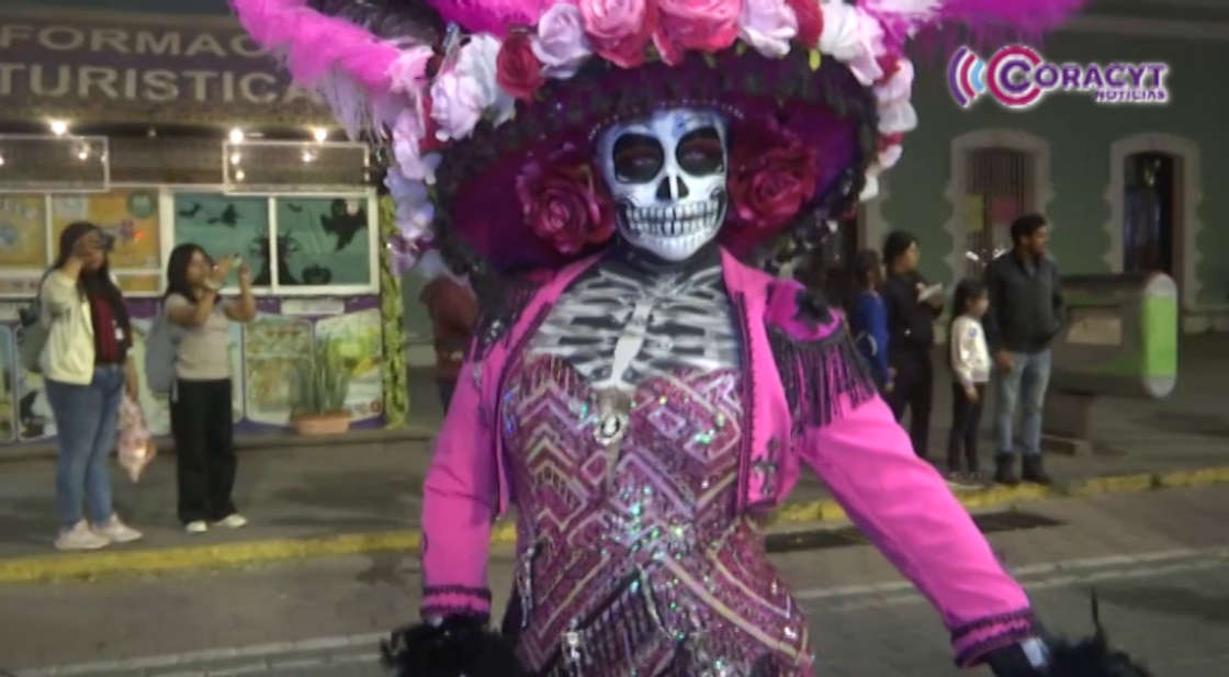 Catrinas y catrines iluminaron la capital de Tlaxcala en una caminata nocturna