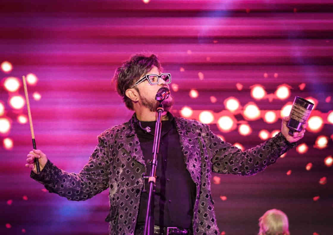 Aleks Syntek hizo vibrar a los asistentes en el teatro del pueblo de 