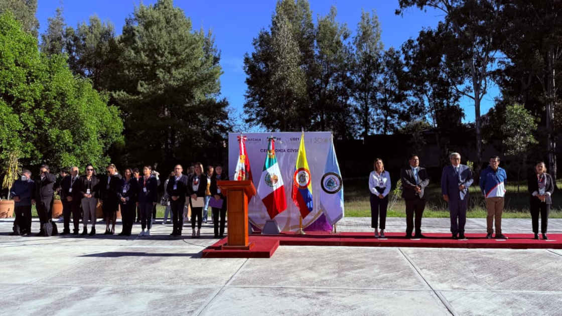 Fortalecen México y Colombia lazos académicos y culturales durante ceremonia cívica en SEPE-USET