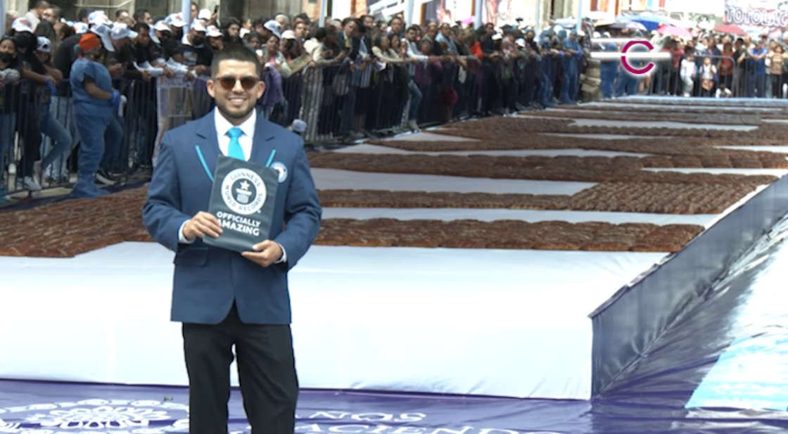 Tlaxcala obtiene Récord Guinness con la palabra hecha de pan más grande del mundo