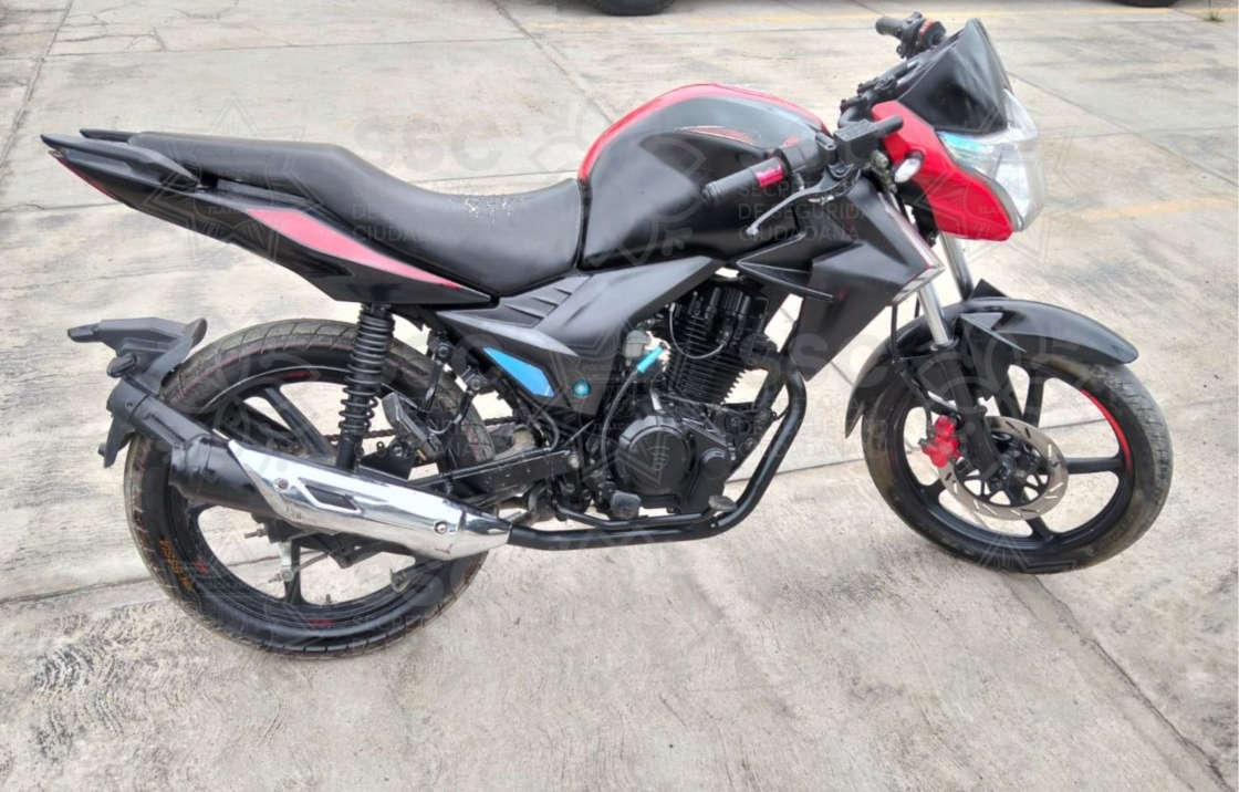 Detiene SSC a dos sujetos por conducir motocicleta con predenuncia de robo